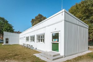 Aufnahme einer Schule, die im Stil des Containerbaus gebaut wurde von außen