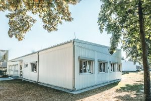 Aufnahme einer Schule, die im Stil des Containerbaus gebaut wurde von außen