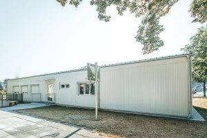 Aufnahme einer Schule, die im Stil des Containerbaus gebaut wurde von außen