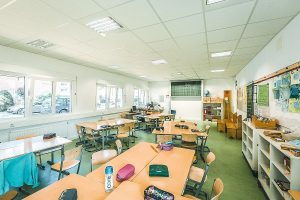 Aufnahme einer Schule, die im Stil des Containerbaus gebaut wurde von innen