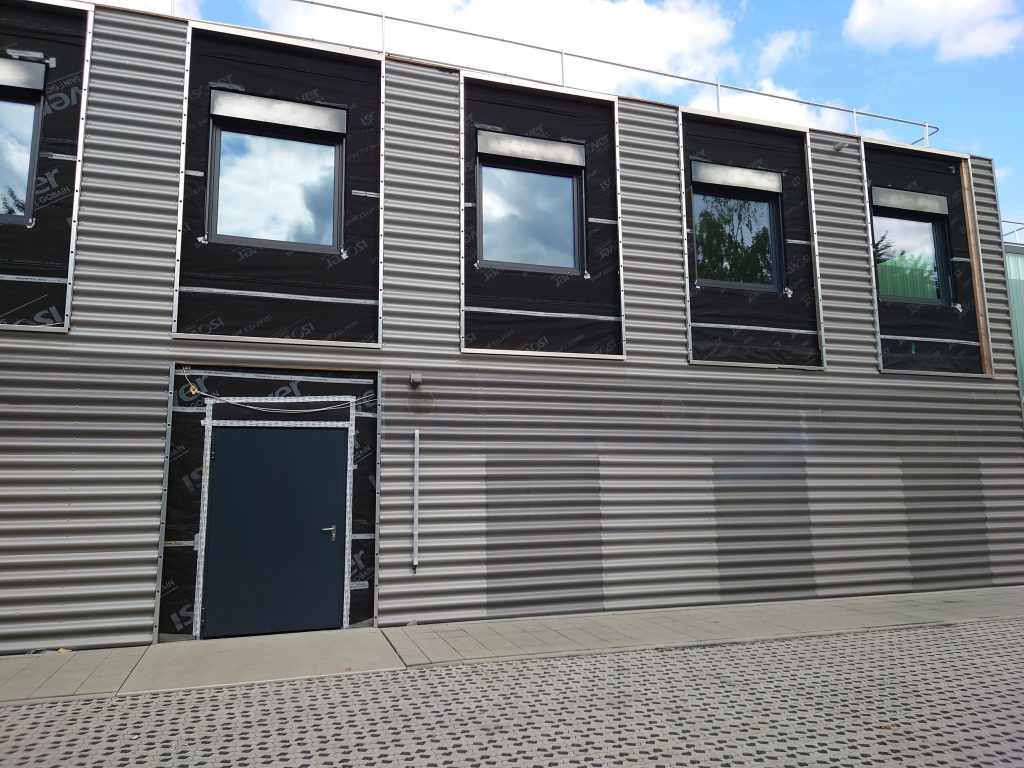 Aufnahme eines neugebauten Büros von außen