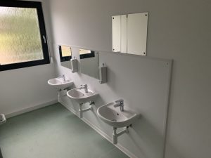 Aufnahme von der Sanitäranlage des Horts in Modulbauweise an der GS Massen, Niederlausitz - von innen