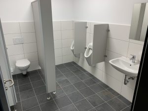 Aufnahme der Sanitäranlagen des Jugendhausneubaus in Erlangen von innen