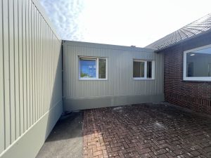 Ansicht der Container für die Schule Holdorf von außen