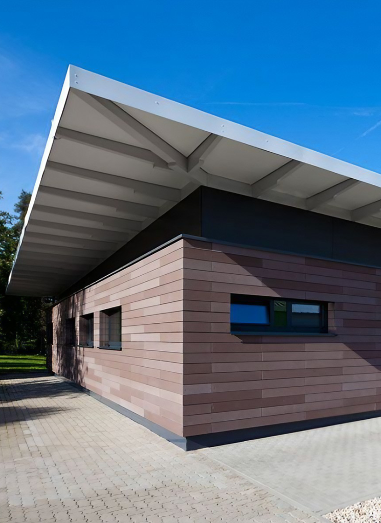 Ein modernes Containergebäude aus Holz fotografiert von außen