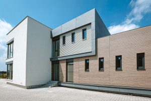 Aufnahme eines Containergebäudes in der Holzsystem-Bauweise von außen