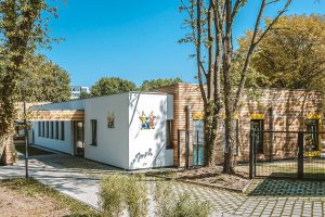 Aufnahme einer Kindertagesstätte, gebaut im Stil des Holzsystembaus von außen