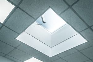 Aufnahme der Decke einer Kindertagesstätte, gebaut im Stil des Holzsystembaus von innen