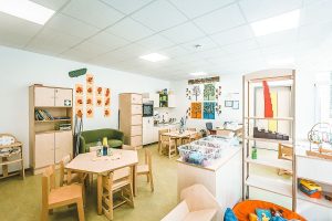 Aufnahme von einer der Räumlichkeiten einer Kindertagesstätte, gebaut im Stil des Holzsystembaus von innen