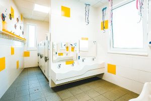 Aufnahme von einem Sanitärbereich einer Kindertagesstätte, gebaut im Stil des Holzsystembaus von innen