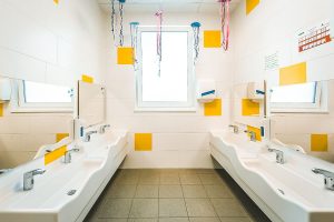 Aufnahme von einem Sanitärbereich einer Kindertagesstätte, gebaut im Stil des Holzsystembaus von innen