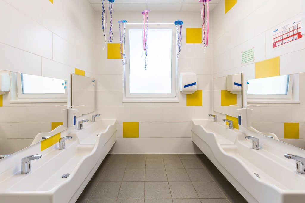 Aufnahme einer Sanitäranlage einer Kindertagesstätte von innen