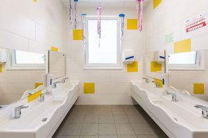 Aufnahme einer Sanitäranlage einer Kindertagesstätte von innen
