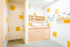 Aufnahme von einer der Räumlichkeiten einer Kindertagesstätte, gebaut im Stil des Holzsystembaus von innen
