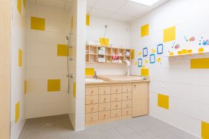 Aufnahme einer Sanitäranlage einer Kindertagesstätte von innen