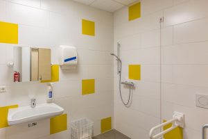 Aufnahme einer Sanitäranlage einer Kindertagesstätte von innen