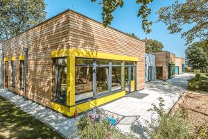 Aufnahme einer Kindertagesstätte, gebaut im Stil des Holzsystembaus von außen