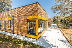 Aufnahme einer Kindertagesstätte, gebaut im Stil des Holzsystembaus von außen