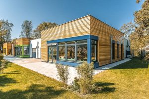 Aufnahme einer Kindertagesstätte, gebaut im Stil des Holzsystembaus von außen
