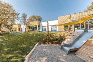 Aufnahme einer Kindertagesstätte, gebaut im Stil des Holzsystembaus von außen