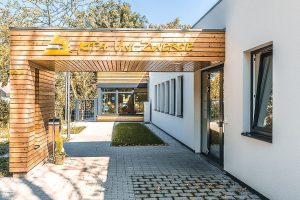 Aufnahme einer Kindertagesstätte, gebaut im Stil des Holzsystembaus von außen