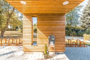 Aufnahme einer Kindertagesstätte, gebaut im Stil des Holzsystembaus von außen