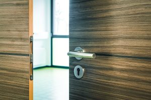 Aufnahme einer Tür eines Containergebäudes in der Holzsystem-Bauweise