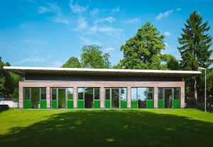 Aufnahme eines Containergebäudes in der Holzsystem-Bauweise von außen
