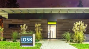 Aufnahme eines Containergebäudes in der Holzsystem-Bauweise von außen