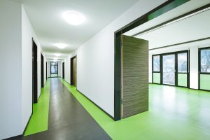 Aufnahme des Innenbereich eines Containergebäudes in der Holzsystem-Bauweise