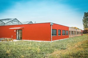 Aufnahme von einem roten Containergebäude, das als Wohnunterkunft dient, von außen