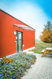 Aufnahme von einem roten Containergebäude, das als Wohnunterkunft dient, von außen