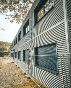 Außenansicht Fassade der Modulbau-Erweiterung des BvS Gymnasiums in Oberhausen
