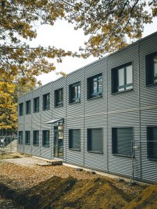 Blick auf die Modulbau-Erweiterung des BvS Gymnasiums in Oberhausen
