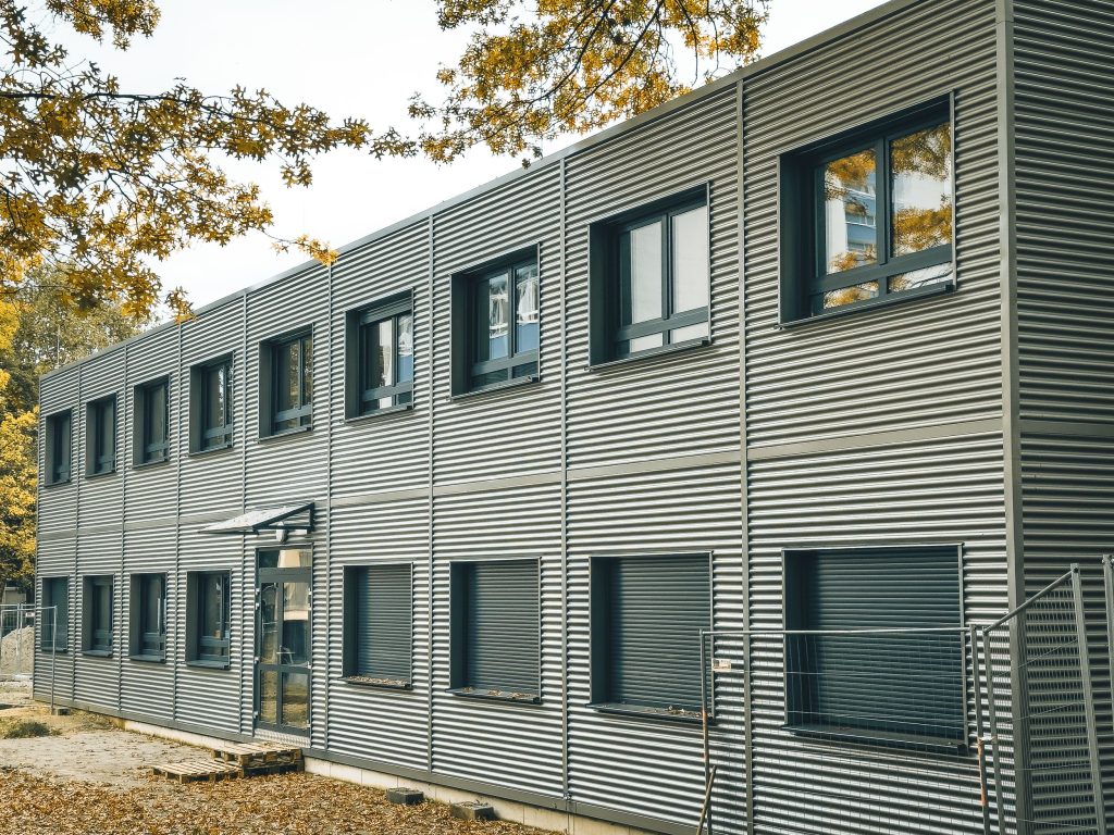 Außenansicht der Modulbau-Erweiterung des BvS Gymnasiums in Oberhausen