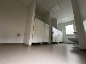 Sanitärraum der Kindertagesstätte in Albig von innen