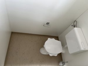 Sanitärraum der Kindertagesstätte in Albig von innen