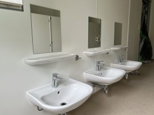 Sanitärraum der Kindertagesstätte in Albig von innen