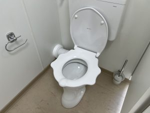 Aufnahme des Sanitärraums der Kindertagesstätte in Albig von außen