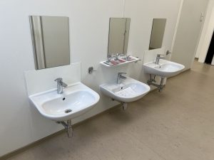 Aufnahme des Sanitärraums der Kindertagesstätte in Albig von außen