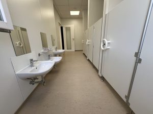 Aufnahme des Sanitärraums der Kindertagesstätte in Albig von außen