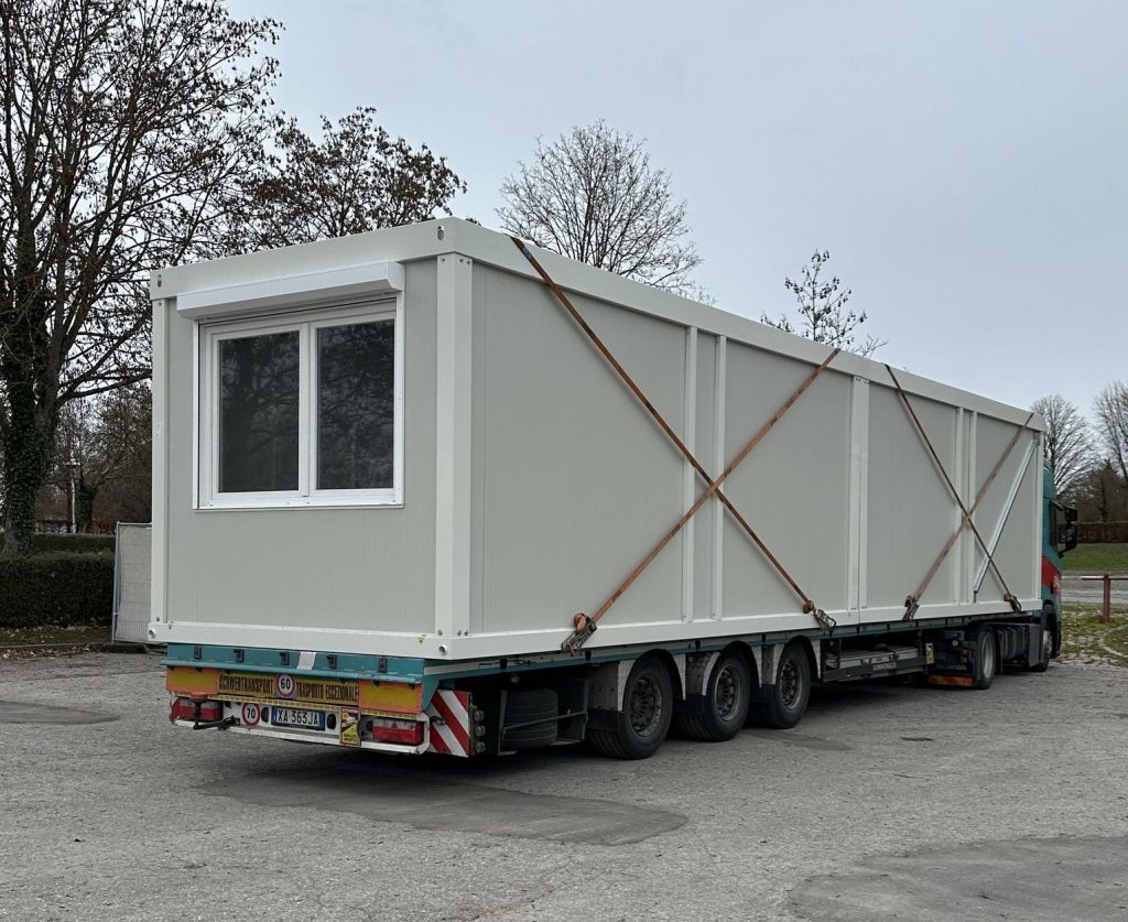 Containermodule für Geflüchtete werden angeliefert