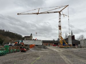Containermodule für Geflüchtete werden angeliefert mit einem Baukran