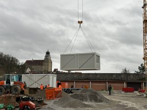 Containermodule für Geflüchtete werden angeliefert