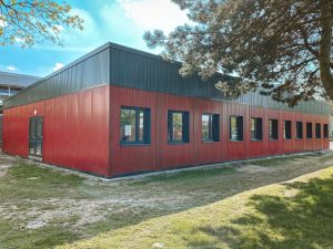 Aufnahme von einem roten Containergebäude, das als Wohnunterkunft dient, von außen