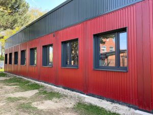 Aufnahme von einem roten Containergebäude, das als Wohnunterkunft dient, von außen