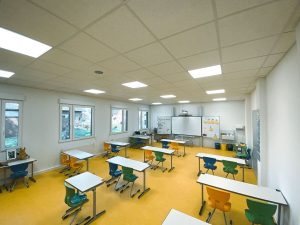 Klassenraum einer Schule, die im Stil des Modulbaus gebaut wurde von innen