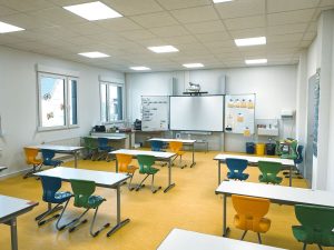 Klassenraum einer Schule, die im Stil des Modulbaus gebaut wurde von innen