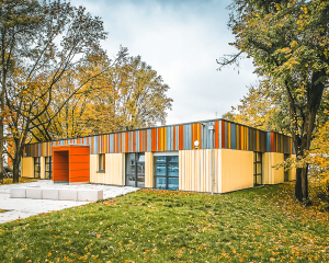 Außenansicht einer Kindertagesstätte im Bereich Modulbau