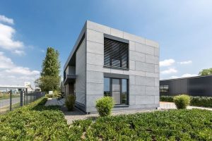 Aufnahme eines Containergebäudes in der Holzsystem-Bauweise von außen